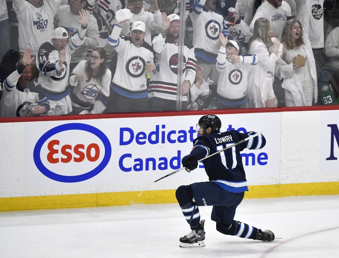 Jets sign captain Adam Lowry to five-year, US$25M contract extension