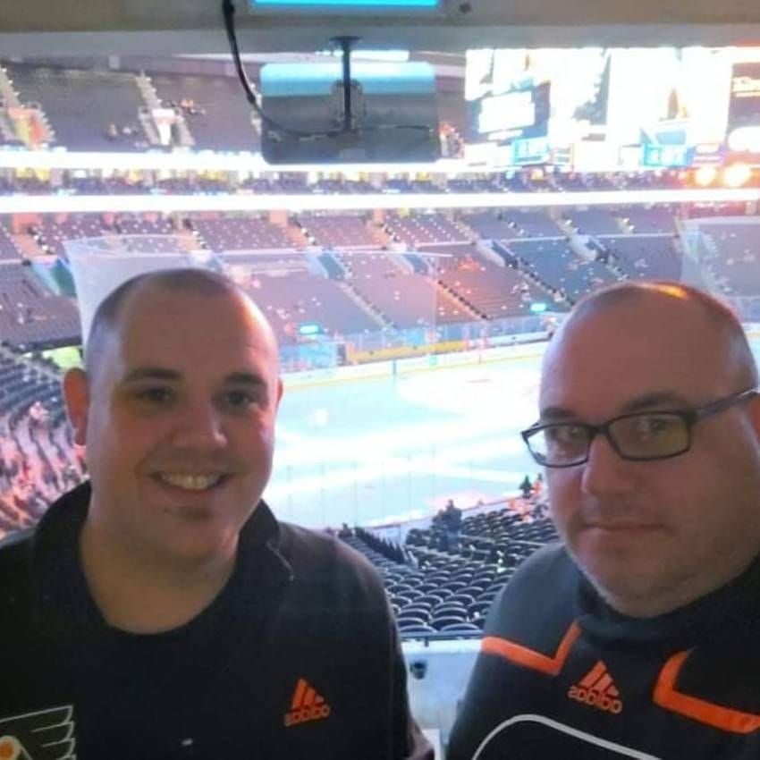 Flyers Nate Thompson gives Philly firefighters the red carpet treatment