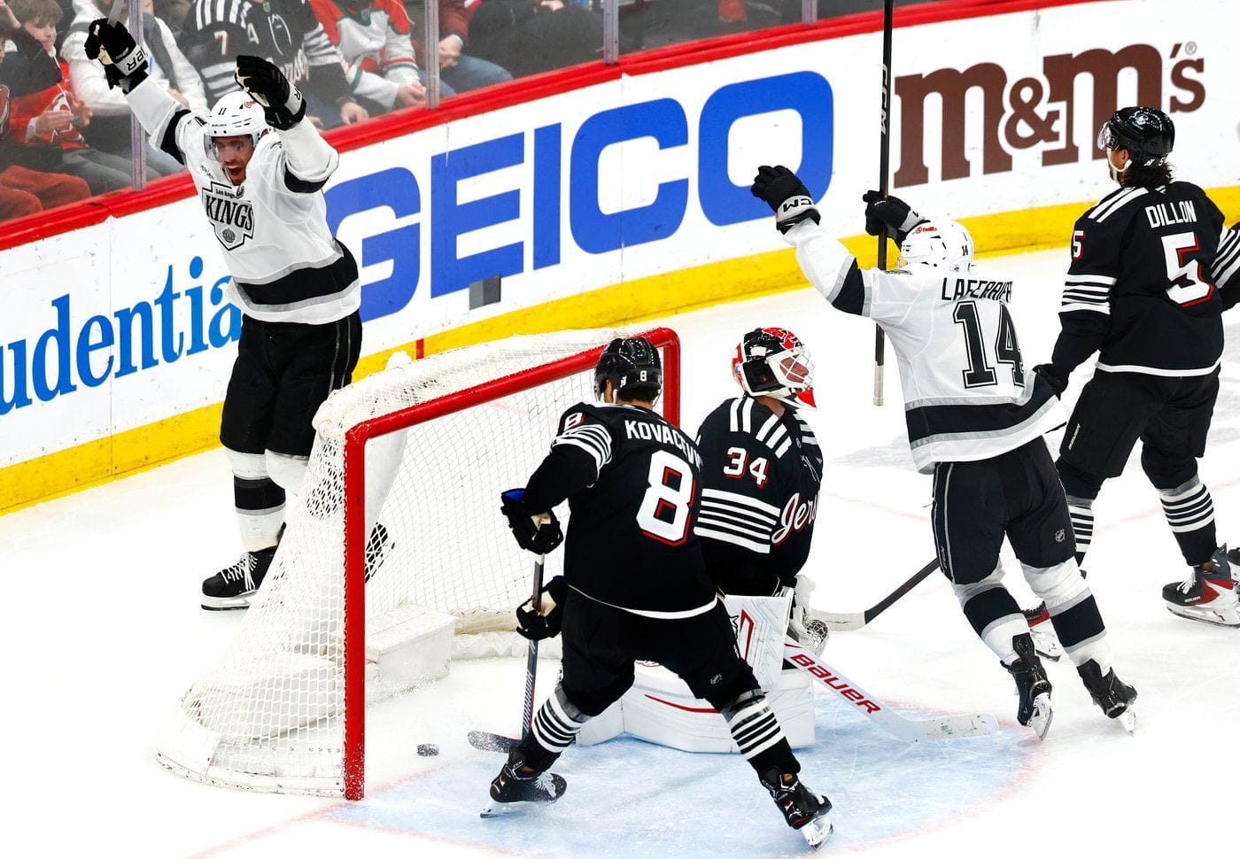 Kings' Kopitar sets franchise points record with 2 goals against Devils
