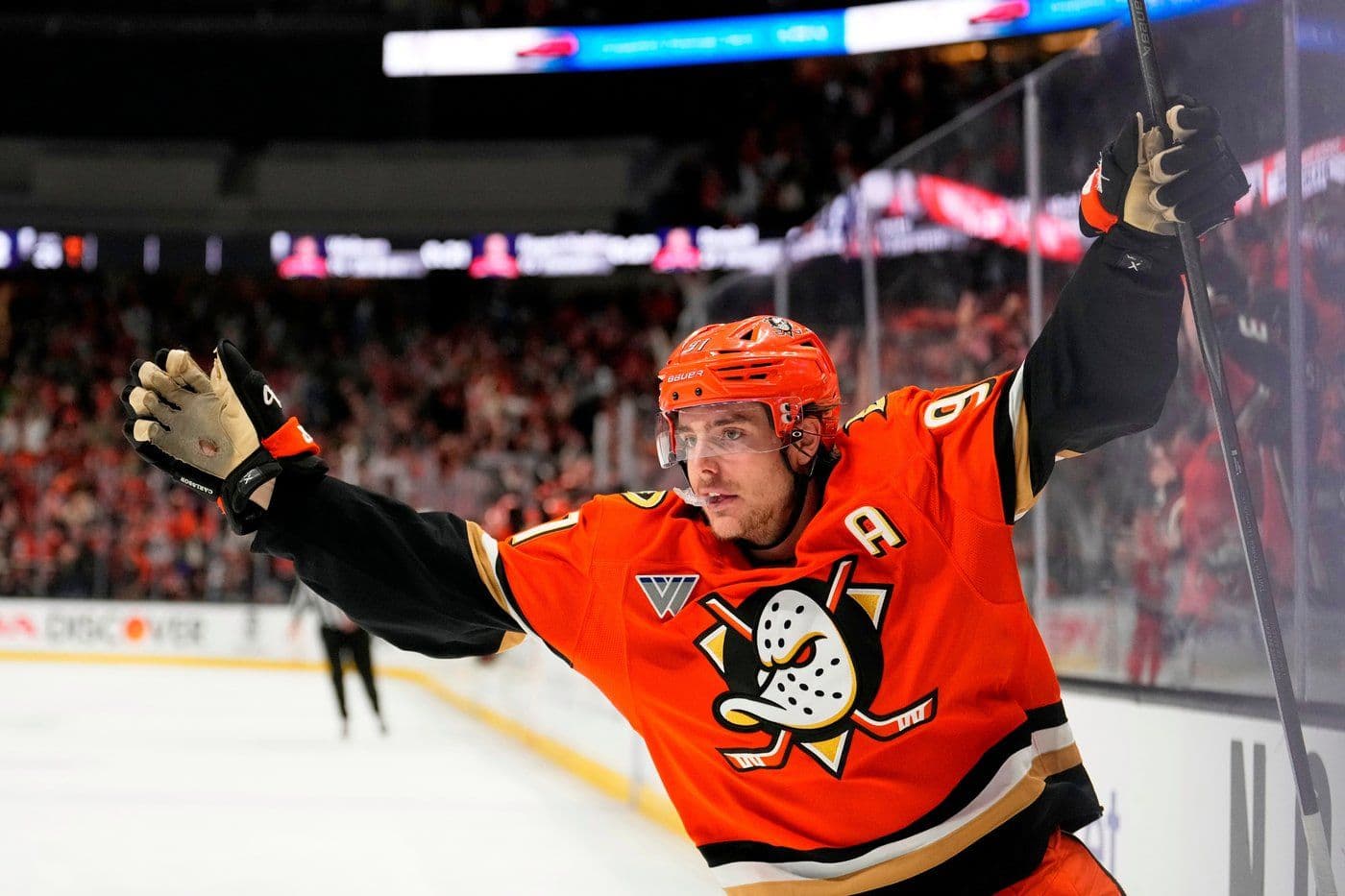 Anaheim Ducks keep Leo Carlsson, matching Flyers' $90 million offer sheet for young center